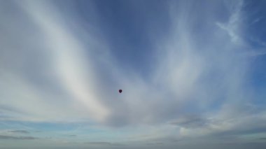 Milton Keynes, İngiltere, Birleşik Krallık: Gökyüzünde güzel bulutlar ve sıcak hava balonu, video