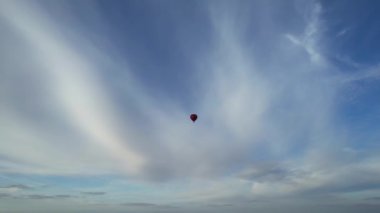 Milton Keynes, İngiltere, Birleşik Krallık: Gökyüzünde güzel bulutlar ve sıcak hava balonu, video