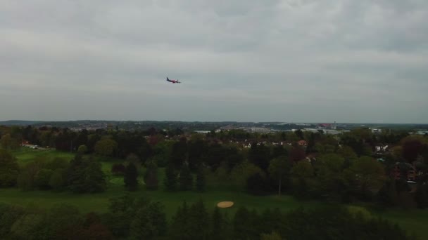 Low Level Flight Airplane Approaching London Luton Airport Land Footage — Stock Video