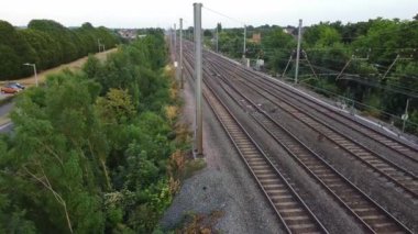 Luton, İngiltere, Birleşik Krallık - 17 Temmuz 2023: Raylar üzerindeki trenler