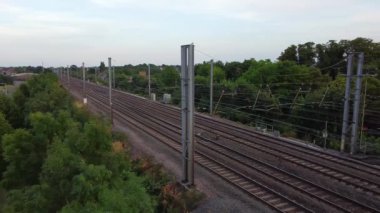 Luton, İngiltere, Birleşik Krallık - 17 Temmuz 2023: Raylar üzerindeki trenler