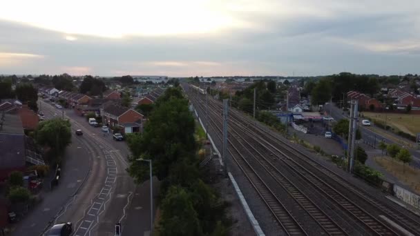 イギリスのルトン 2023年7月17日 軌道上列車 — ストック動画