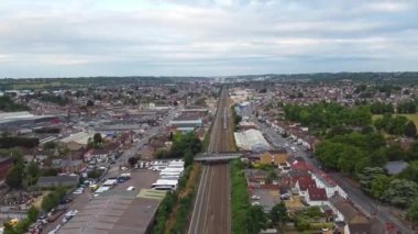 Luton, İngiltere, Birleşik Krallık - 18 Eylül 2022: British Train on Tracks 'ın Yüksek Açı Görüntüsü