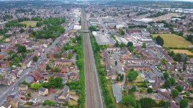 Luton, İngiltere, Birleşik Krallık - 18 Eylül 2022: British Train on Tracks 'ın Yüksek Açı Görüntüsü