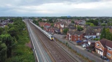 Luton, İngiltere, Birleşik Krallık - 18 Eylül 2022: British Train on Tracks 'ın Yüksek Açı Görüntüsü