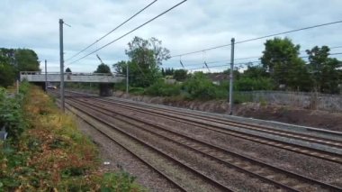 Luton, İngiltere, Birleşik Krallık - 18 Eylül 2022: British Train on Tracks 'ın Yüksek Açı Görüntüsü