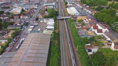 Luton, İngiltere, Birleşik Krallık - 18 Eylül 2022: British Train on Tracks 'ın Yüksek Açı Görüntüsü