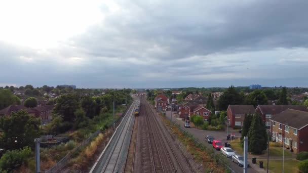 英国卢顿 2022年9月18日 英国火车在轨道上的高角度镜头 — 图库视频影像