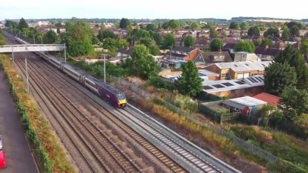 Лутон Англия Великобритания Сентября 2022 Высокий Угол Съемки Британского Поезда — стоковое видео