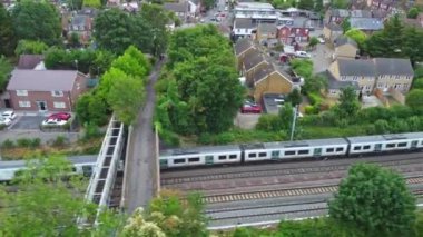 Luton, İngiltere, Birleşik Krallık - 18 Eylül 2022: British Train on Tracks 'ın Yüksek Açı Görüntüsü