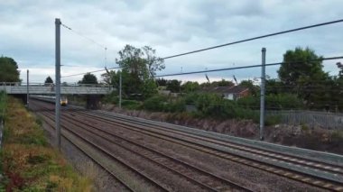 Luton, İngiltere, Birleşik Krallık - 18 Eylül 2022: British Train on Tracks 'ın Yüksek Açı Görüntüsü