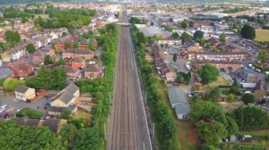 Luton, İngiltere, Birleşik Krallık - 18 Eylül 2022: British Train on Tracks 'ın Yüksek Açı Görüntüsü
