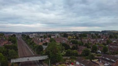 Luton, İngiltere, Birleşik Krallık - 18 Eylül 2022: British Train on Tracks 'ın Yüksek Açı Görüntüsü