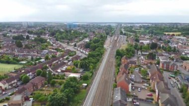 Luton, İngiltere, Birleşik Krallık - 18 Eylül 2022: British Train on Tracks 'ın Yüksek Açı Görüntüsü