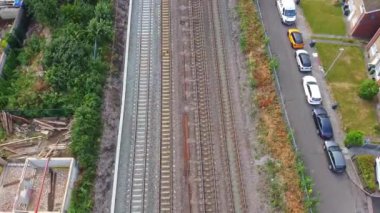Luton, İngiltere, Birleşik Krallık - 18 Eylül 2022: British Train on Tracks 'ın Yüksek Açı Görüntüsü