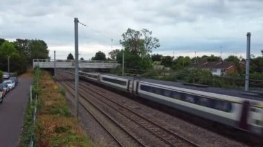 Luton, İngiltere, Birleşik Krallık - 18 Eylül 2022: British Train on Tracks 'ın Yüksek Açı Görüntüsü
