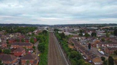 Luton, İngiltere, Birleşik Krallık - 18 Eylül 2022: British Train on Tracks 'ın Yüksek Açı Görüntüsü