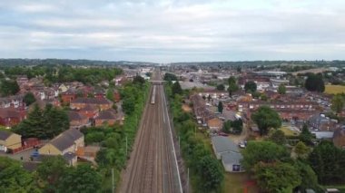 Luton, İngiltere, Birleşik Krallık - 18 Eylül 2022: British Train on Tracks 'ın Yüksek Açı Görüntüsü