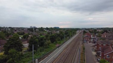 Luton, İngiltere, Birleşik Krallık - 18 Eylül 2022: British Train on Tracks 'ın Yüksek Açı Görüntüsü