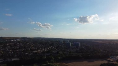 Luton Şehir Merkezi ve Yerel Binalar, Yüksek Angle Drone 'un Luton Şehir Merkezi ve Tren İstasyonu Manzarası. Luton İngiltere Büyük Britanya