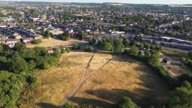 Luton Şehir Merkezi ve Yerel Binalar, Yüksek Angle Drone 'un Luton Şehir Merkezi ve Tren İstasyonu Manzarası. Luton İngiltere Büyük Britanya