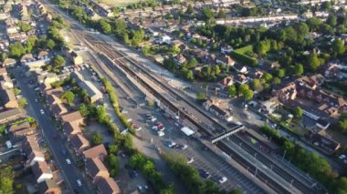 Luton Şehir Merkezi ve Yerel Binalar, Yüksek Angle Drone 'un Luton Şehir Merkezi ve Tren İstasyonu Manzarası. Luton İngiltere Büyük Britanya