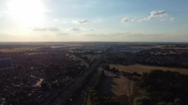 Luton Şehir Merkezi ve Yerel Binalar, Yüksek Angle Drone 'un Luton Şehir Merkezi ve Tren İstasyonu Manzarası. Luton İngiltere Büyük Britanya