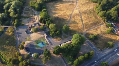 Luton Şehir Merkezi ve Yerel Binalar, Yüksek Angle Drone 'un Luton Şehir Merkezi ve Tren İstasyonu Manzarası. Luton İngiltere Büyük Britanya