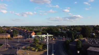 Luton Şehir Merkezi ve Yerel Binalar, Yüksek Angle Drone 'un Luton Şehir Merkezi ve Tren İstasyonu Manzarası. Luton İngiltere Büyük Britanya