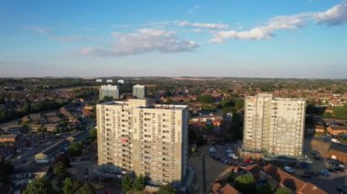 Luton Şehir Merkezi ve Yerel Binalar, Yüksek Angle Drone 'un Luton Şehir Merkezi ve Tren İstasyonu Manzarası. Luton İngiltere Büyük Britanya
