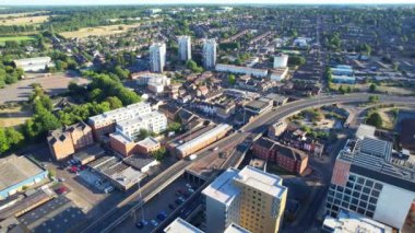 Luton, İngiltere, İngiltere - 7 Ağustos 2022: Luton Şehir Merkezi ve Binalarının Hava Görüntüsü