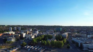 Luton, İngiltere, İngiltere - 7 Ağustos 2022: Luton Şehir Merkezi ve Binalarının Hava Görüntüsü