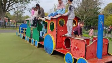 Wardown Çocuk Parkı, Luton, İngiltere - 5 Mayıs 2023: Çocuk parkı