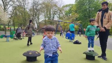 Wardown Çocuk Parkı, Luton, İngiltere - 5 Mayıs 2023: Çocuk parkı