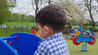 Wardown Çocuk Parkı, Luton, İngiltere - 5 Mayıs 2023: Çocuk parkı