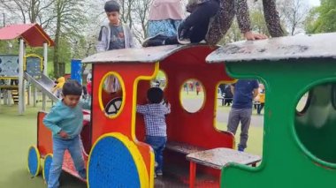 Wardown Çocuk Parkı, Luton, İngiltere - 5 Mayıs 2023: Çocuk parkı