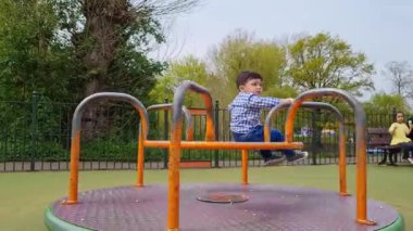 Wardown Çocuk Parkı, Luton, İngiltere - 5 Mayıs 2023: Çocuk parkı