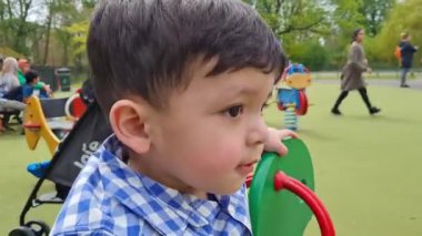 Wardown Çocuk Parkı, Luton, İngiltere - 5 Mayıs 2023: Çocuk parkı