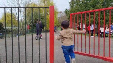 Wardown Çocuk Parkı, Luton, İngiltere - 5 Mayıs 2023: Çocuk parkı