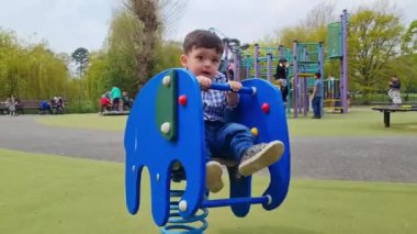 Wardown Çocuk Parkı, Luton, İngiltere - 5 Mayıs 2023: Çocuk parkı