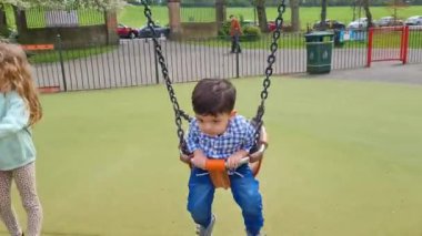 Wardown Çocuk Parkı, Luton, İngiltere - 5 Mayıs 2023: Çocuk parkı