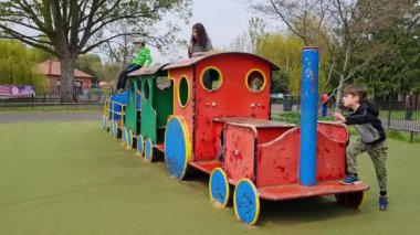 Wardown Çocuk Parkı, Luton, İngiltere - 5 Mayıs 2023: Çocuk parkı