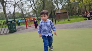 Wardown Çocuk Parkı, Luton, İngiltere - 5 Mayıs 2023: Çocuk parkı