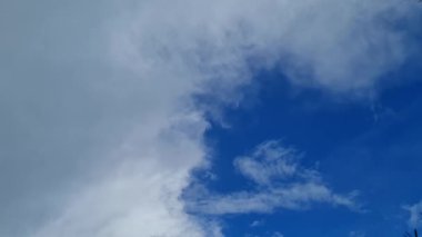 Bulutlar ve Gökyüzü Park 'ın Üzerinde, video