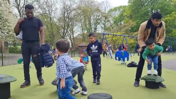 Wardown Children Park Luton Anglia Wielka Brytania Maja 2023 Dzieci — Wideo stockowe