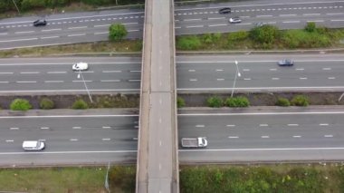 İngiltere, İngiltere - 7 Eylül 2022: Sunset 'teki İngiliz Otoyolları Yüksek Açı Görünümü