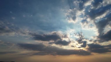Sunset 'te Bulutlar ve Gökyüzü, video