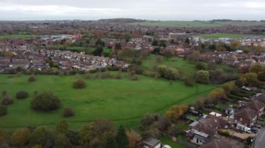 Luton, İngiltere, Birleşik Krallık - 19 Kasım 2022: Bulutlu Gün 'de Yüksek Açı Şehir Görüntüleri 