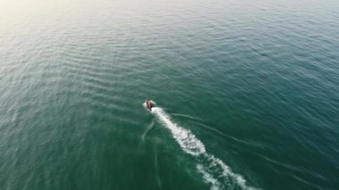 Bournemouth UK Beach ve Ocean 'daki Slow Motion High Angle Moving Sports Boat. Güzel Sıcak Yaz Günü. İnsanlar yaz tatilinin tadını çıkarıyorlar. Görüntü 18-07-2022