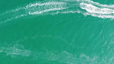 Bournemouth UK Beach ve Ocean 'daki Slow Motion High Angle Moving Sports Boat. Güzel Sıcak Yaz Günü. İnsanlar yaz tatilinin tadını çıkarıyorlar. Görüntü 18-07-2022